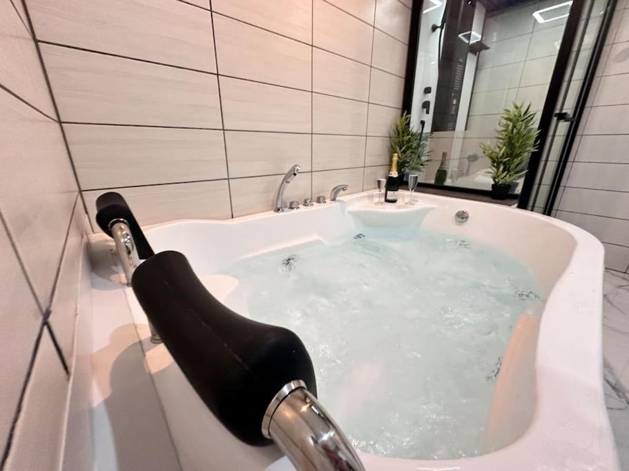 E Servagnat T3 Luxe Avec Sauna Jacuzzi Et Hammam 에페르네이 외부 사진